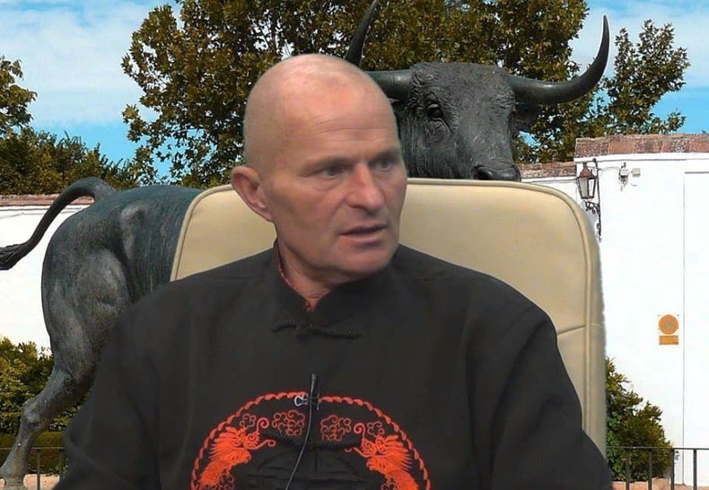 Polski Biały Saibaba leczy siebie